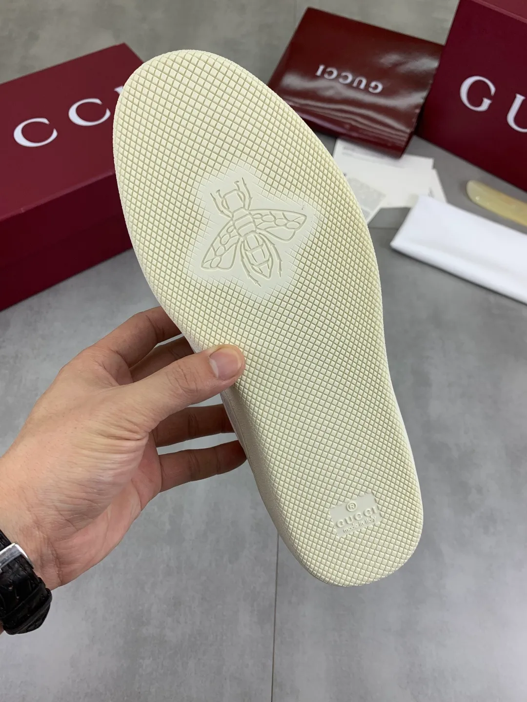 Men's shoes 💰P562 New GUCCI classic design moral training element catwalk model, matching version of top quality moral training shoes for men and women. Epoxy logo process is concave and convex, matching oil edge technology, punched cowhide cloth surface, suede cowhide surface splicing, breathable and not stuffy, the original overlasted shoe model is comfortable on the feet.  Fabric: Matched leather + cloth + mesh Lining: Water-dyed sheepskin Foot: Water-dyed sheepskin Outsole: Original molded TP matching environmentally friendly material Packaging: Top counter full set of packaging Female 35-42 (Female 41.42. Customized) Male 39-46 (46 customized)